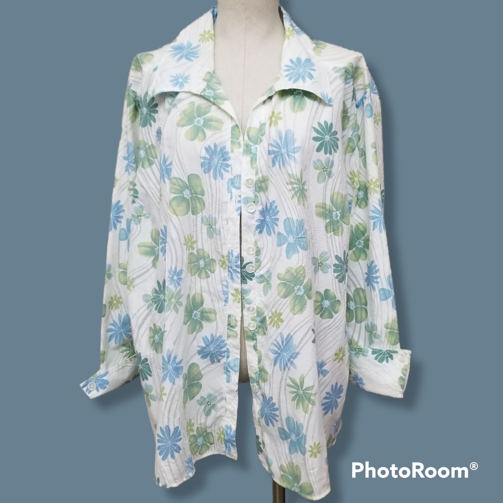 Women's Unique Semi-Sheer Floral Button-Up 22/24